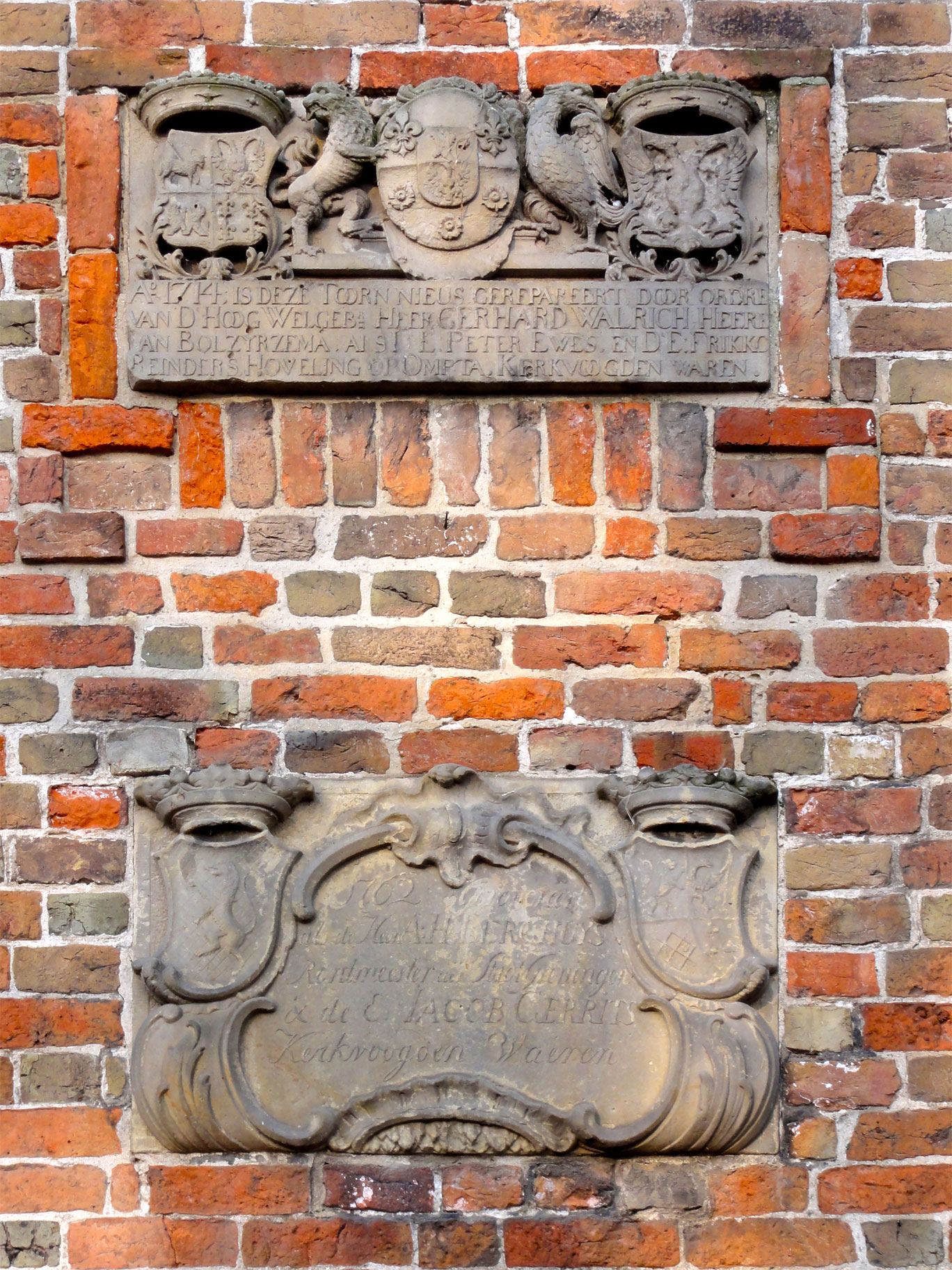 De beide gedenkstenen van de restauraties van 1714 en in 1762 in de kerktoren. 